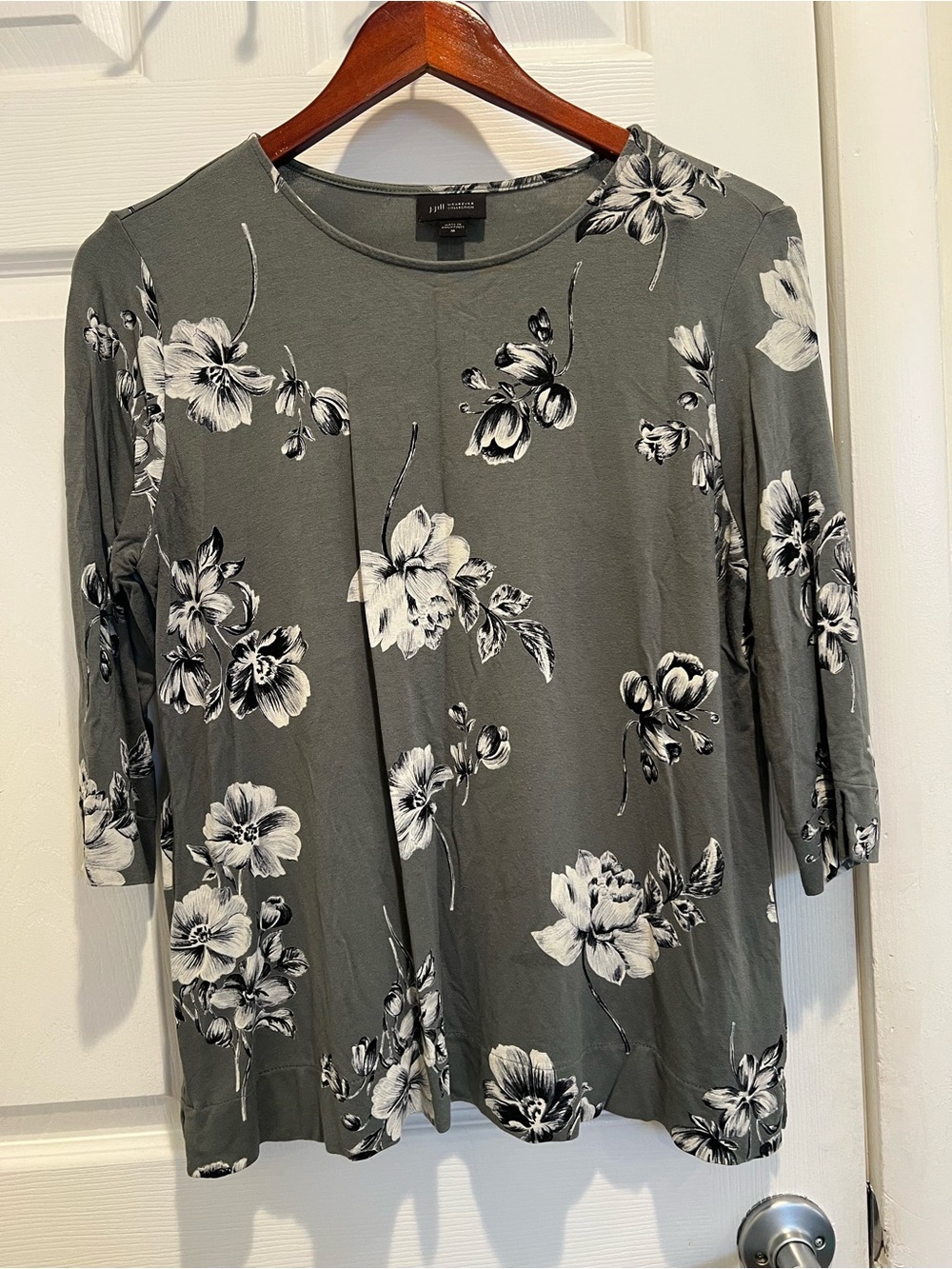 J.Jill Wearever Collection Olive Green & Gray Floral Knit Top Size Medium - Picture 2 of 5